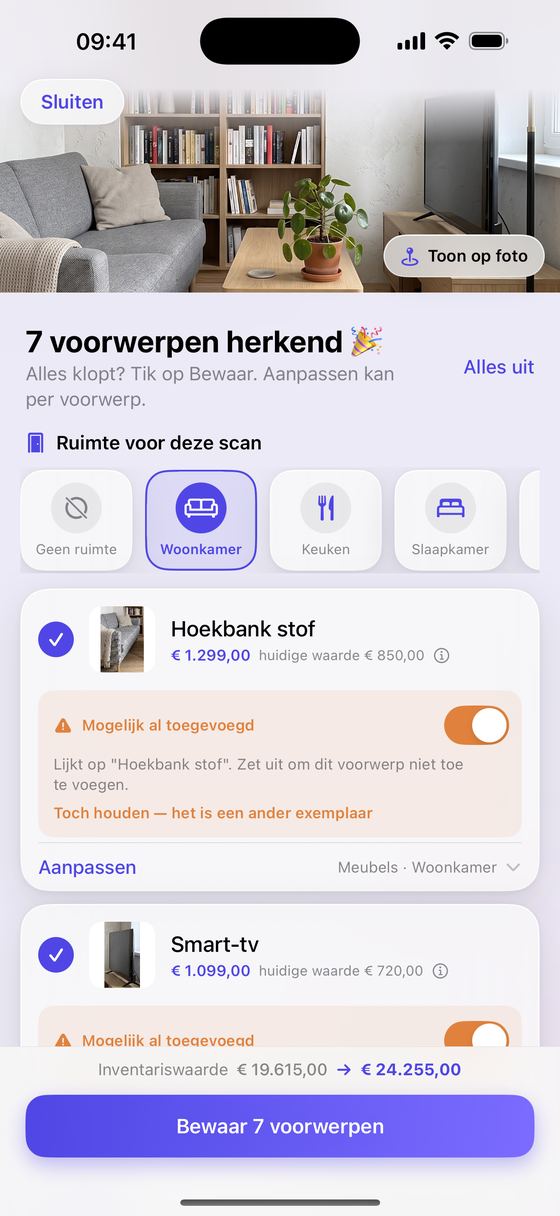 Scanresultaat: 7 voorwerpen herkend in de woonkamer, zoals een hoekbank van € 1.299,00 en een smart-tv van € 1.099,00.